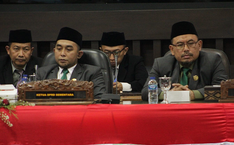 FORMAL: Ketua DPRD Situbondo, Mahbup Junaidi bersama wakil ketua Abdurrahman dalam wapat paripurna di gedung DPRD, beberapa waktu lalu.