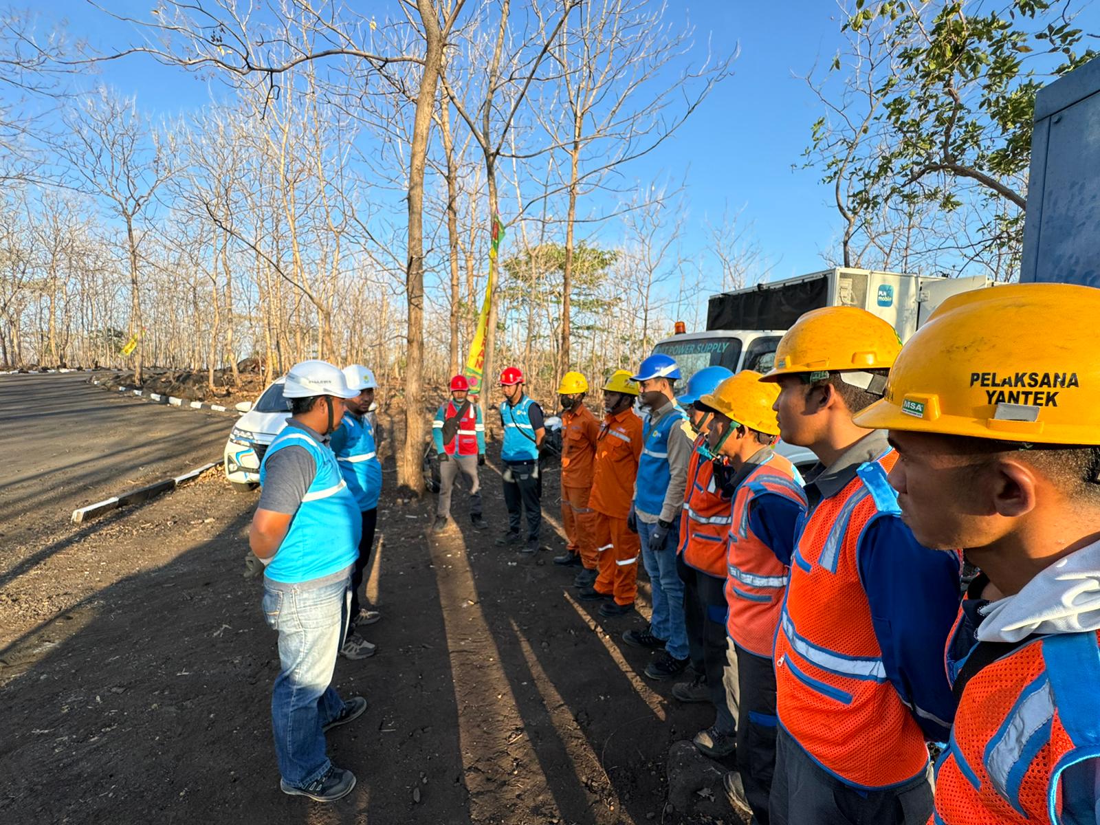 SINERGI : Sejumlah petugas PLN siaga kelistrikan untuk mendukung kelancaran pelaksanaan latgab di Puslatpur desa Sumberwaru, Kecamatan Banyuputih, Sabtu (30/8).
