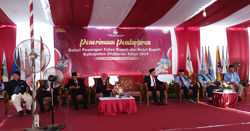 LENGKAP: Divisi Teknis Penyelenggaraan KPU, Bustamil (dua dari kanan) menerima pendaftaran cabup dan cawabup di Kantor KPU Situbondo, belum lama ini.