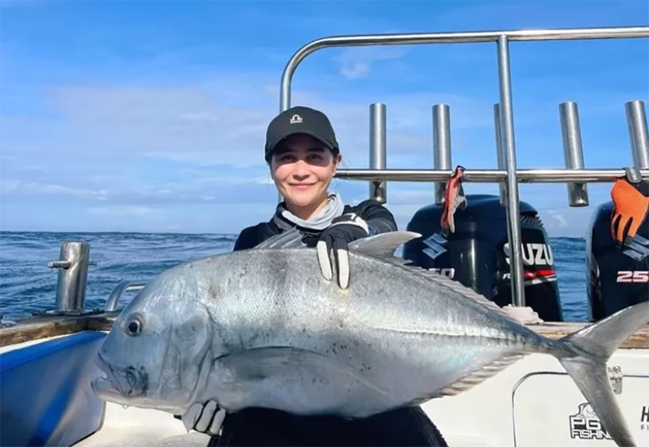 ILUSTRASI MEMANCING: Potret Prilly memancing di laut (Instagram @prillylatuconsina96)