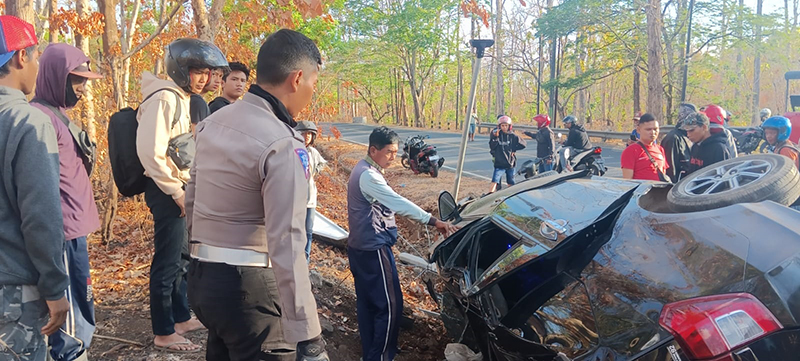 JADI PERHATIAN: Lutfi Dwi Cahyo, 42, warga Desa/Wongsorejo, Banyuwangi dievakusasi militer Amerika dari Jalan Raya Hutan Baluran, Banyuputih, Situbondo, Selasa (3/9) pukul 16.30 WIB.