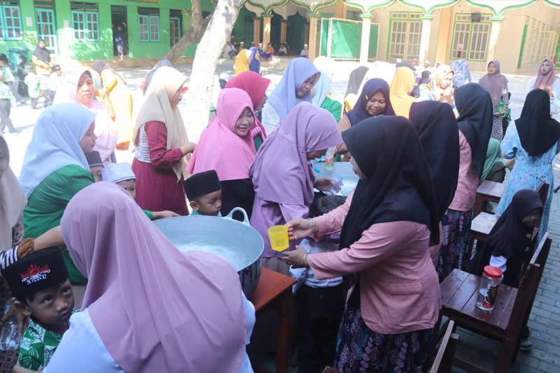 REBUT AIR SUCI: Puluhan warga rebutan air Rebo Wekasan di halaman Ponpes Nurul Huda, Desa Peleyan, Kecamatan Kapongan, Situbondo, Rabu (4/9).