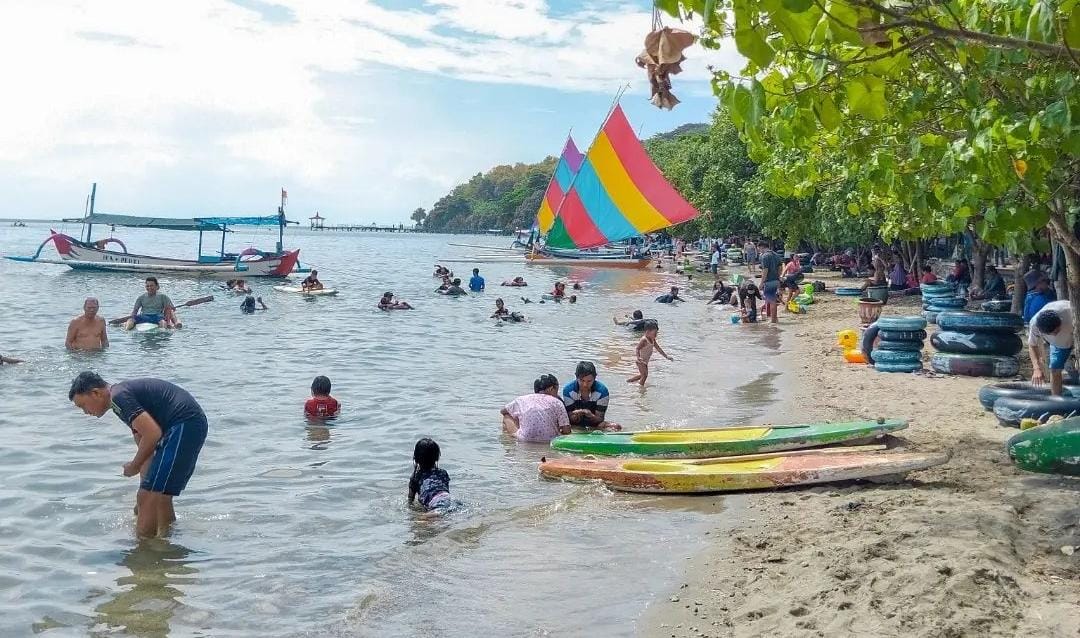 Wisata Pasir Putih Situbondo. (Khoirul Rizal/RadarSitubondo.id)
