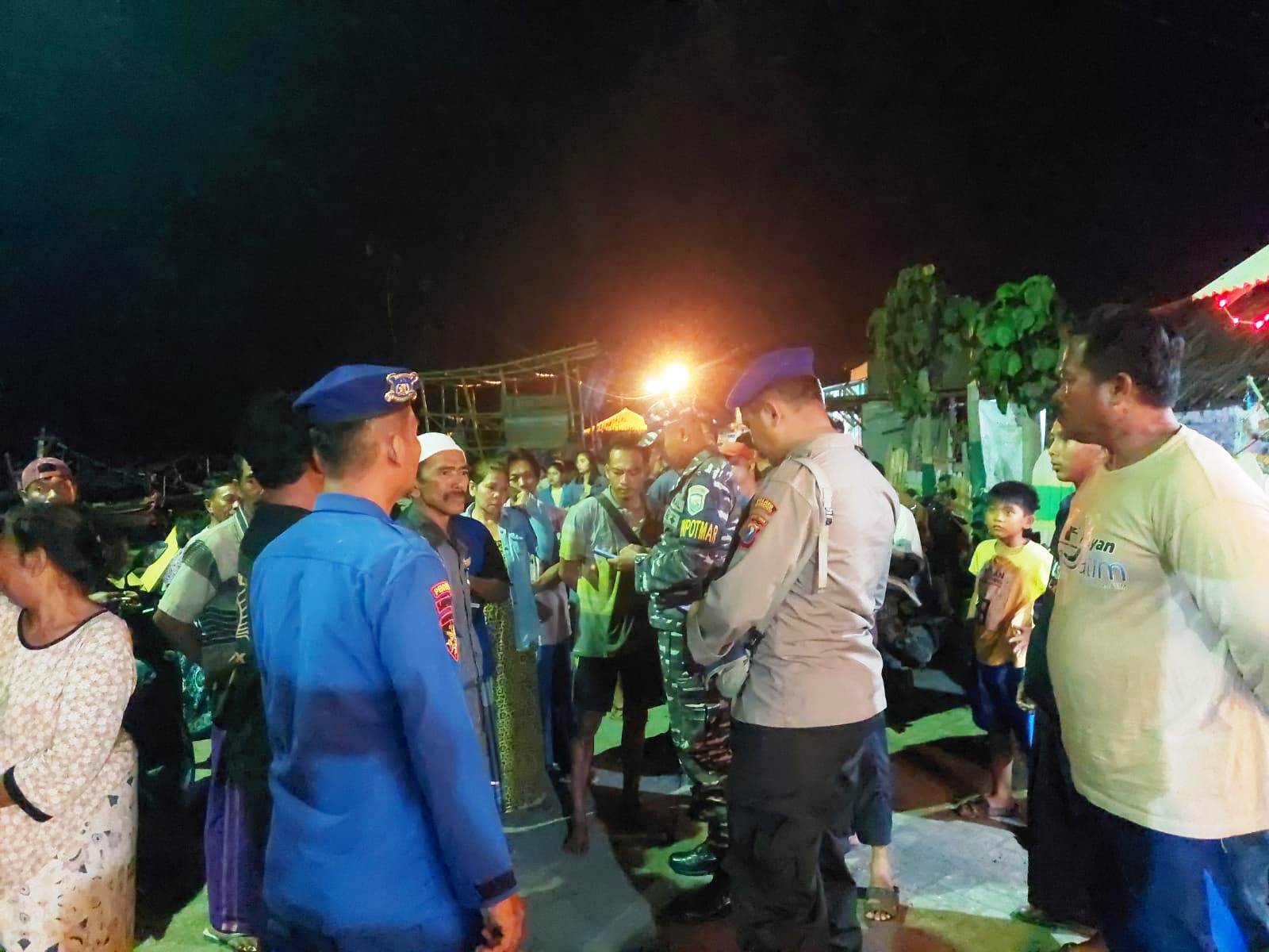 Belasan nelayan dibantu petugas berhasil dievakuasi. (Khoirul Rizal/RadarSitubondo.id)