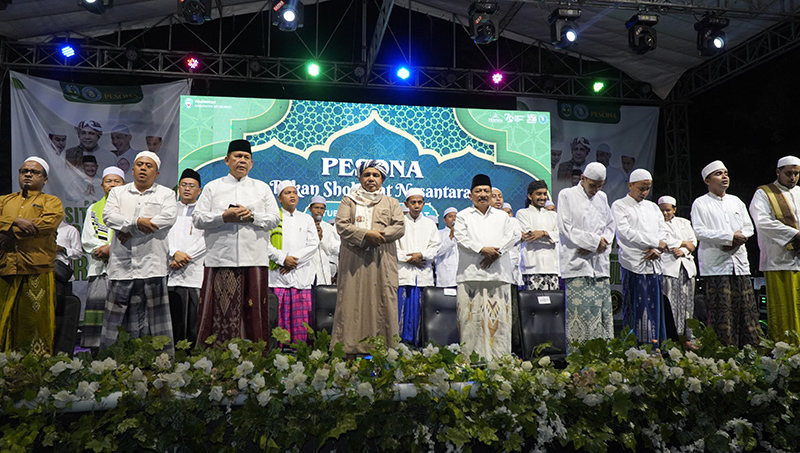 KHUSUK: Habib Muhamad Taufik memimpin Shlawat di Alun-alun Kota Situbondo, Kamis malam (5/9).