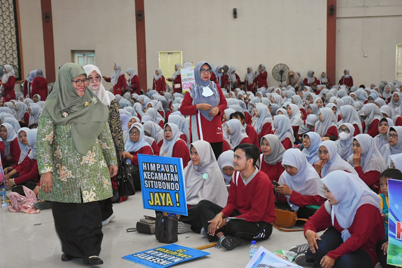KOMPAK: Wakil Bupati Situbondo,Nyai Hj. Khoirani menyapa para guru PAUD saat berada di gedung serba guna GOR Baluran Situbondo, belum lama ini.