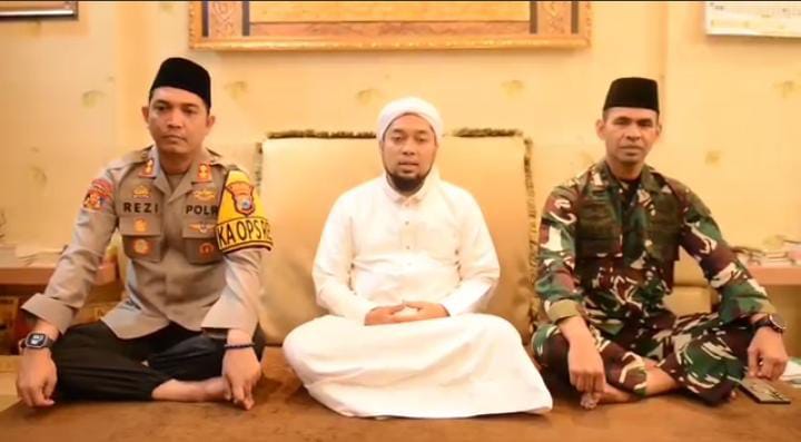KHR Azaim Ibrahimy bersama Kapolres dan Dandim. (Dok. Polres Situbondo)