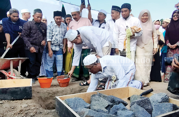 SEREMONIAL: Pengasuh Ponpes Wali Songo, KHR. Muhammad Kholil As
