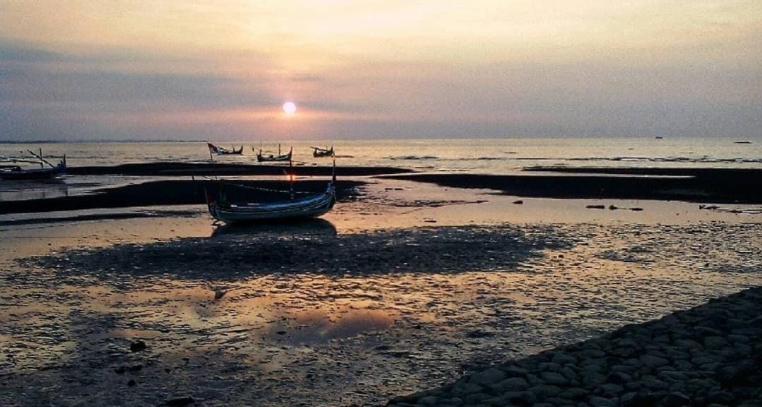 Sunset di Pantai Bletok. (Khoirul Rizal/RadarSitubondo.id)