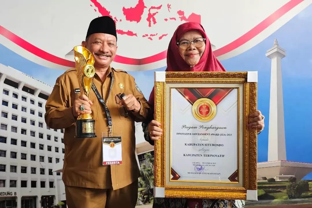Bupati Karna dan Nyai Khoi saat terima penghargaan. (doc Humas Pemkab)