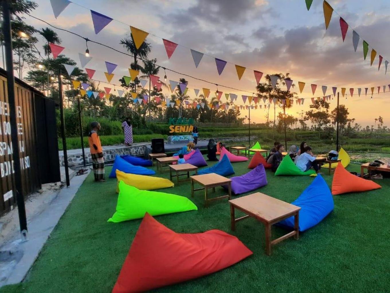 Kafe Kala Senja di Desa Wisata Tirta Agung Bondowoso. (doc Kemenparekraf)