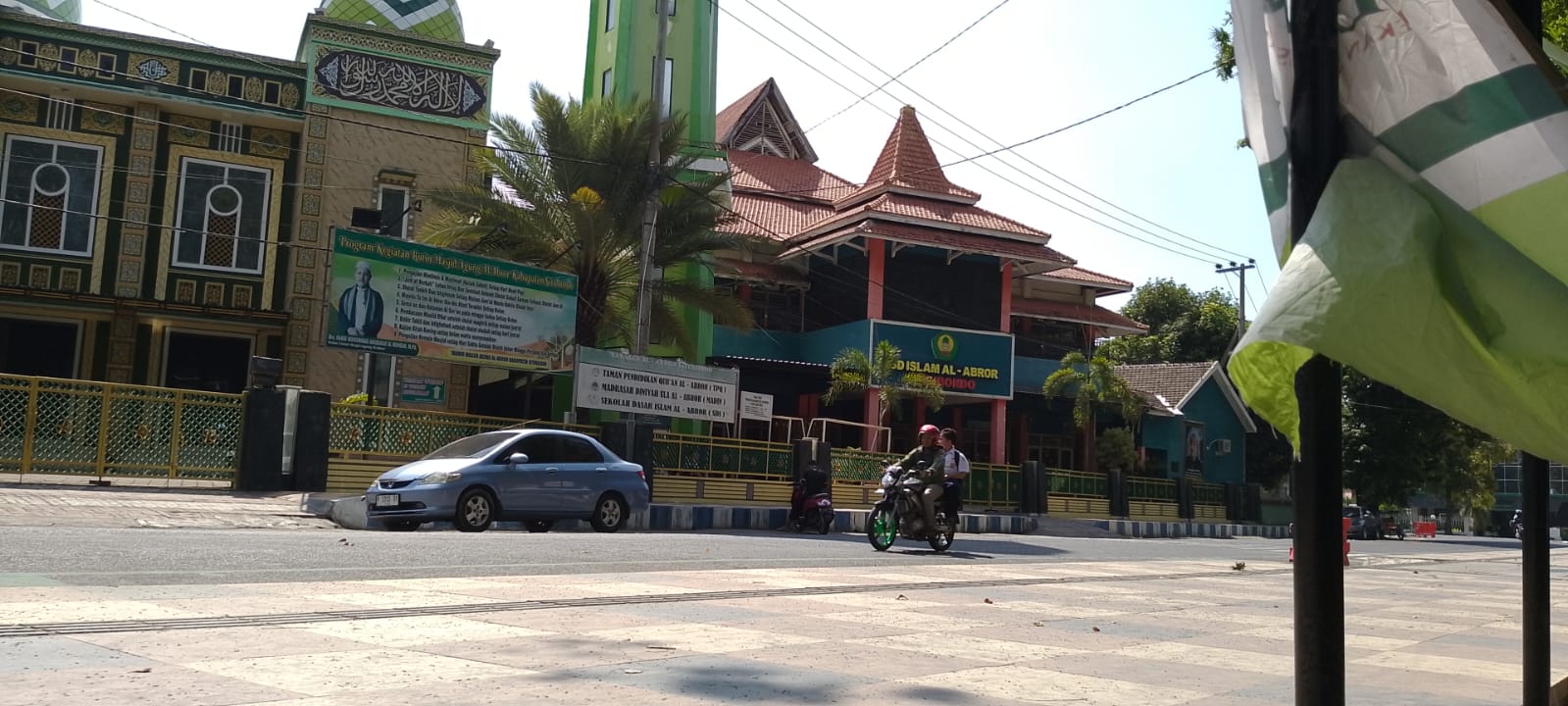 TAMPAK DEPAN: Suasana SD Islam Al Abror di Kelurahan Patokan, Kecamatan Kota nampak sepi lantaran seluruh siswa belajar via daring, Selasa (10/9).