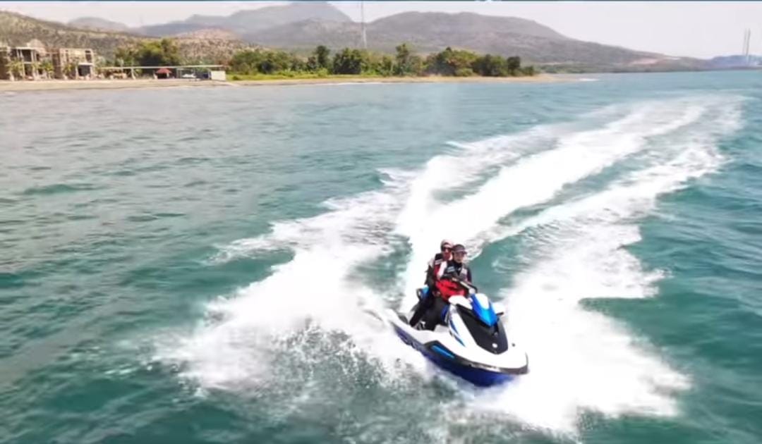Wisatawan yang bermain jetski di Situbondo. (ig @utamaraya_official & ig @alingarafah)