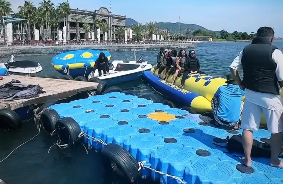 Wahana air di Utama Raya Beach. (ig @utamaraya_official)