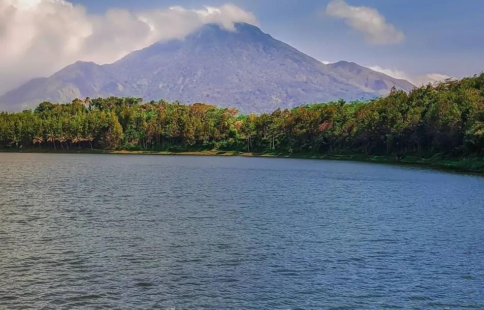 Ranu Segaran merupakan danau vulkanik. (Khoirul Rizal/RadarSitubondo.id)