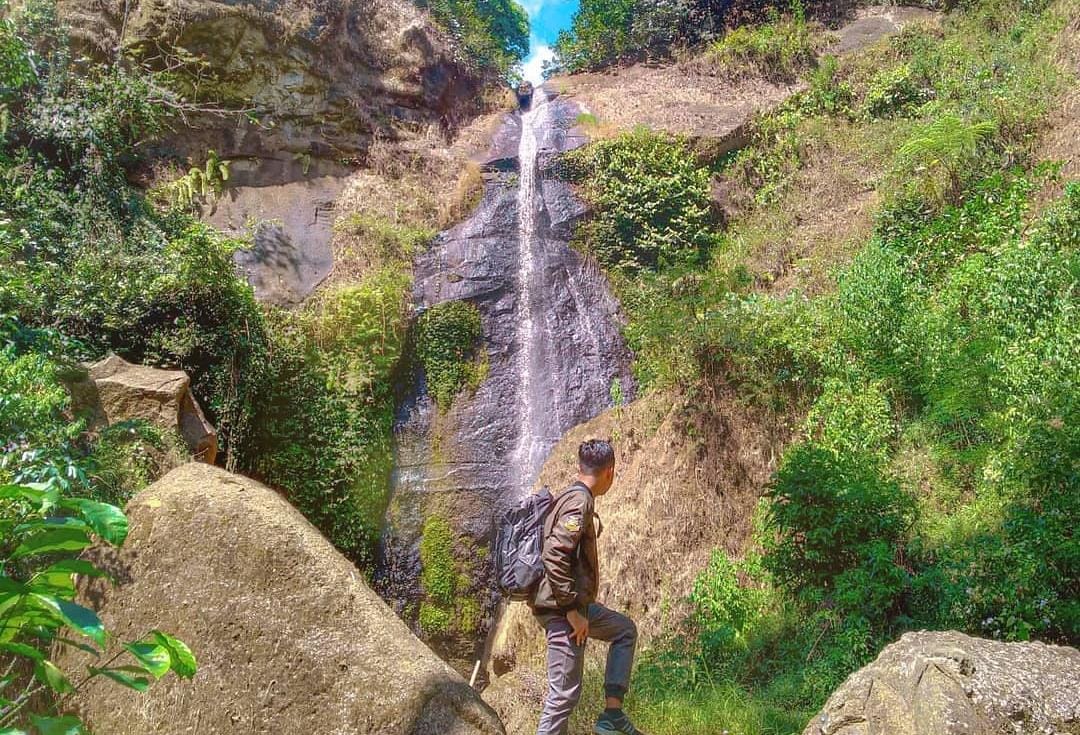 Air terjun Kayumas Arjasa Situbondo. (Khoirul Rizal/RadarSitubondo.id)