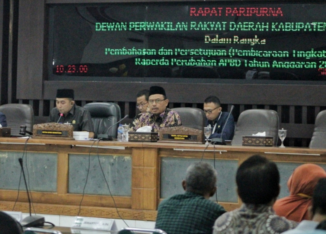 NAKHODA BARU : Mahbub Junaidi (kiri) dan Abdurrahman memimpin rapat paripurna penetapan pimpinan DPRD periode 2024 - 2029 di gedung DPRD Situbondo, Jumat (20/9).