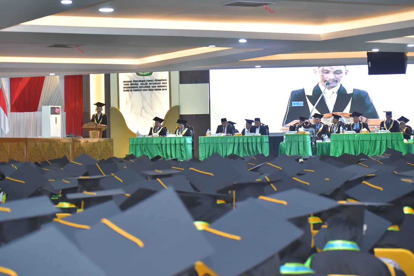 Rektor Universitas Ibrahimy Sumberejo, KH. Ach. Fadhail, SH.,MH menyampaikan sambutan saat Rapat Terbuka Senat Wisuda XXXIII pagi ini (21/9).