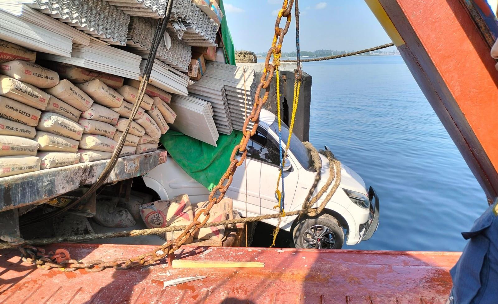 RUSAK BERAT: Mobil Toyota Rush bernopol P 1128 W nangkring di bibir Pelabuhan Jangkar dalam pengawasan anggota Satpolairud Polres Situbondo, Jumat (20/9).