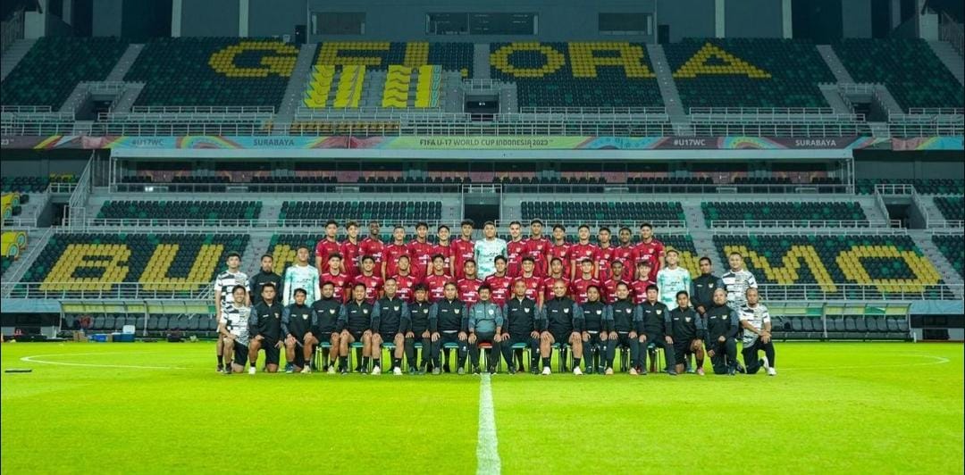 Skuad Timnas Indonesia U20 dan jajaran pelatih. (ig @jensraven9)