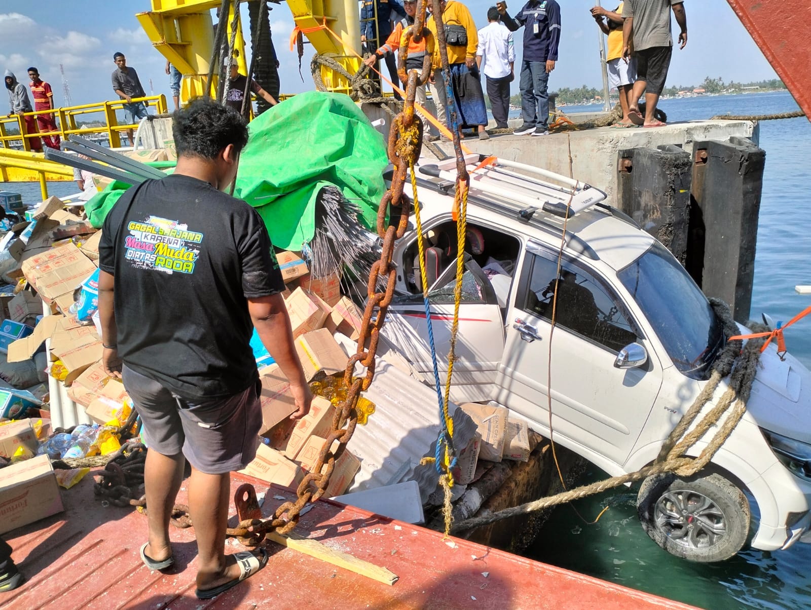 Kondisi mobil yang hampir nyemplung ke laut. (Khoirul Rizal/RadarSitubondo.id)
