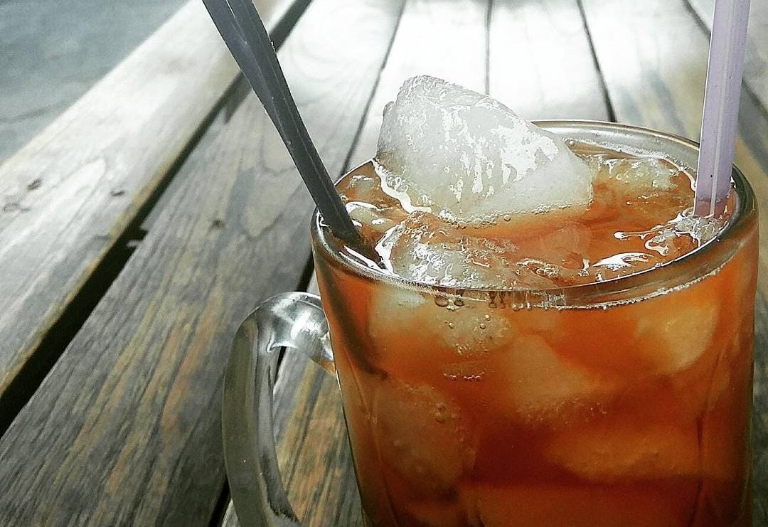 Es teh yang menyegarkan. (Khoirul Rizal/RadarSitubondo.id)