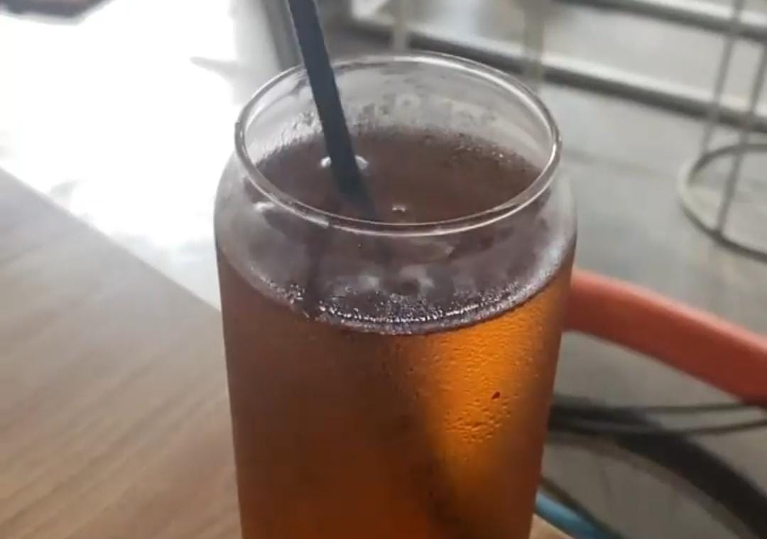 Es teh. (Khoirul Rizal/RadarSitubondo.id)