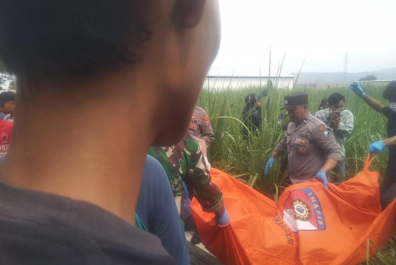 Mayat tanpa identitas yang ditemukan di lahan tebu. (Khoirul Rizal/RadarSitubondo.id)
