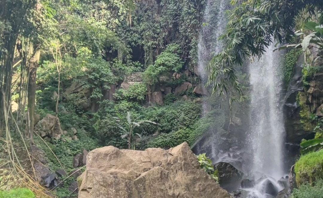 Air Terjun Polo Agung Bondowoso. (Khoirul Rizal/RadarSitubondo.id)