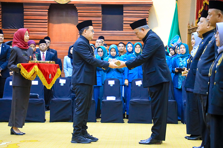 SAKRAL: Dr. Mhd. Aftabudin Rijal Uzzaman, S.Pt, M.Si dikukuhkan sebagai Pj Bupati Situbondo oleh Pj Gubernur Jawa Timur, Adhy Karyono, di Surabaya, Selasa (24/9).