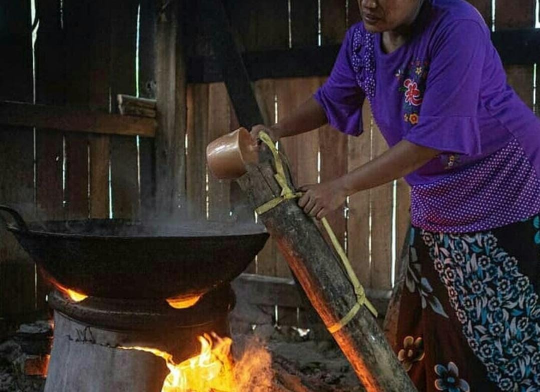 Seorang warga yang sedang membuat gula aren. (Khoirul Rizal/RadarSitubondo.id)