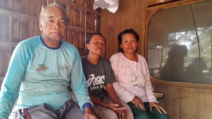 Salihati (dua dari kiri) istri tua Busairi, warga Dusun Polay, Desa Jatisari, Kecamatan Arjasa, diapit mertuanya.