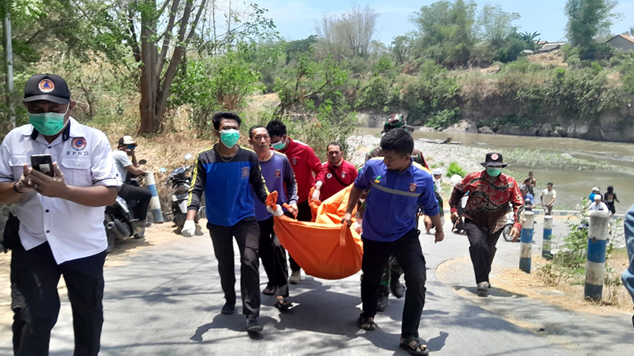 PENEMUAN MAYAT: BPBD dan Tagana Situbondo evakuasi mayat di sungai sampean lama, Desa Kotakan, Kecamatan Kota, Kamis (26/9).