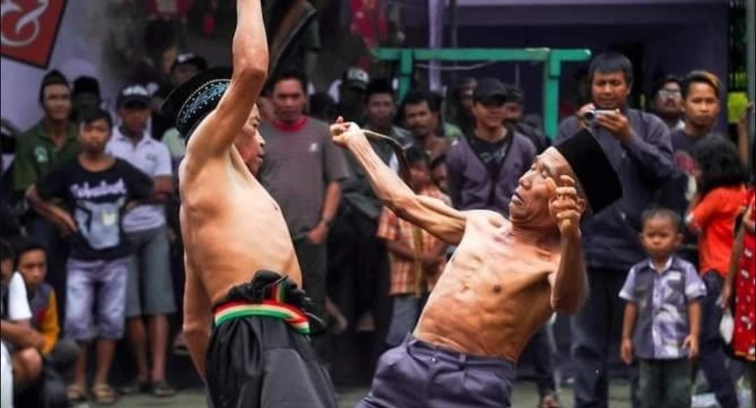 Tradisi Ojung di Situbondo. (Khoirul Rizal/RadarSitubondo.id)