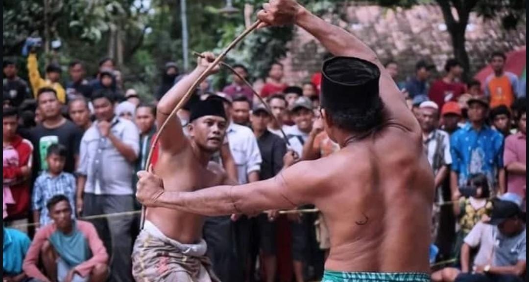 Tradisi Ojung Situbondo. (Khoirul Rizal/RadarSitubondo.id)
