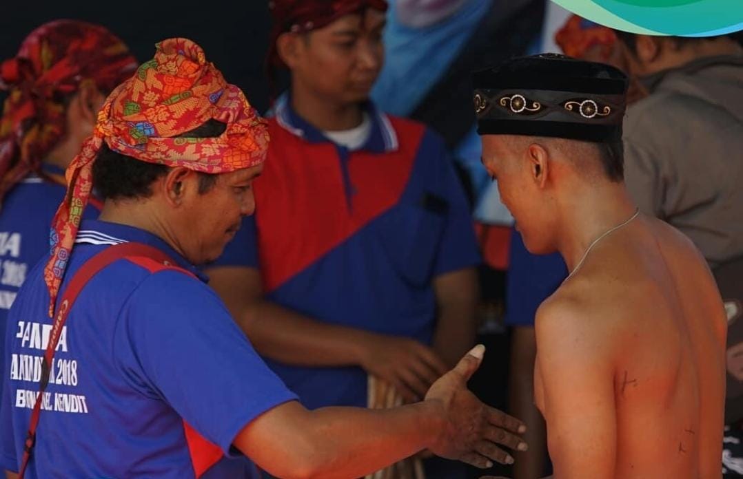 Peserta permainan tradisi ojung. (doc @situbondokab)