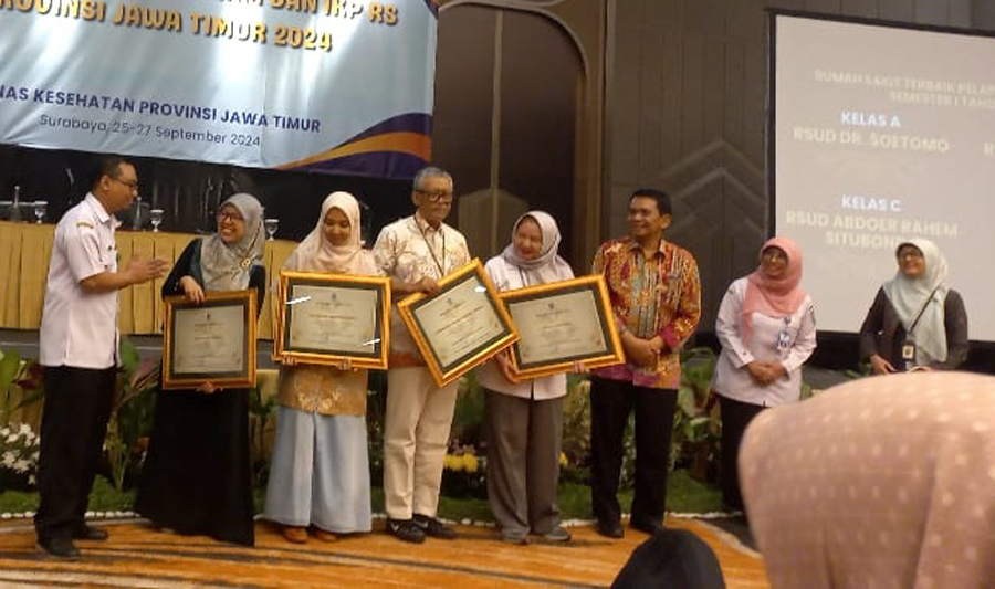 Perwakilan RSUD Situbondo menerima pemberian penghargaan dari jajaran Dinkes Pemprov Jatim, di Surabaya, belum lama ini.