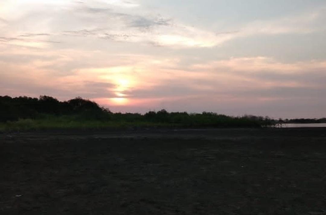 Senja di Pantai Dubibir. (Khoirul Rizal/RadarSitubondo.id)