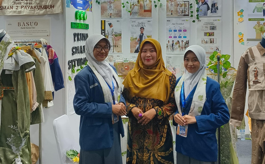 RAIH PRESTASI: Dua siswi finalis Festival Inovasi Kewirausahaan Siswa Indonesia (FIKSI) Tingkat Nasional, mengabadikan momen belum lama ini.