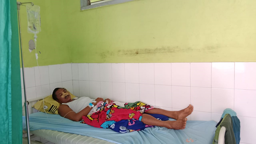 KORBAN PENGANIAYAAN: Hariyanto terbaring di rumah sakit umum daerah (RSUD) Dr Abdoerahem Situbondo, Minggu (29/9).
