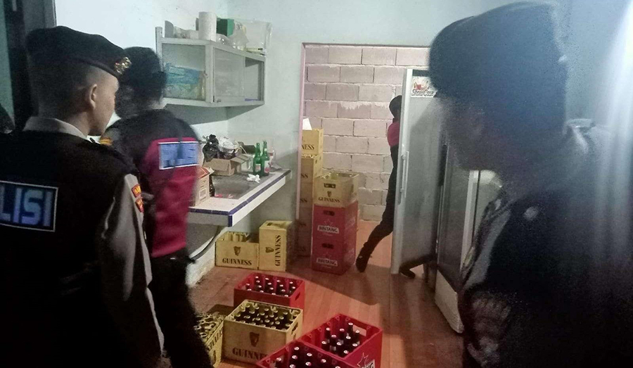 INCAR MIRAS: Anggota Samapta Polres Situbondo mengamankan ratusan botol minuman keras, Sabtu malam (28/9).