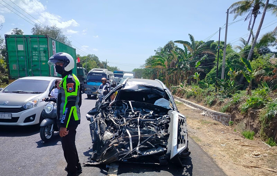 HANCUR: Anggota Kanitlaka Polres Situbondo mengatur lalu lintas di lokasi laka mobil Honda BRV di Jalan Raya Pantura, Desa Pesanggrahan, Asembagus, Senin (30/9/24).