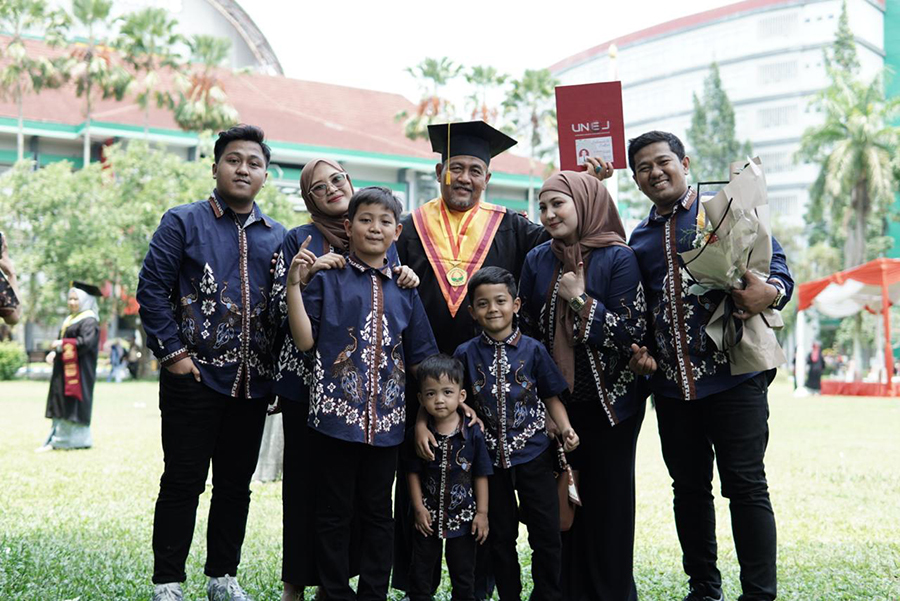 BAHAGIA: Supriyono mengabadikan momen bersama anak dan cucu di halaman Universitas Jember, Senin (30/9).