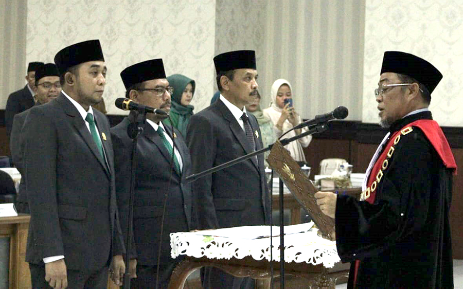 SAKRAL: Ketua pengadilan Situbondo, Achmad Rasjid, SH melantik tiga pimpinan DPRD definitif di ruang rapat paripurna DPRD Situbondo, Senin (30/9).