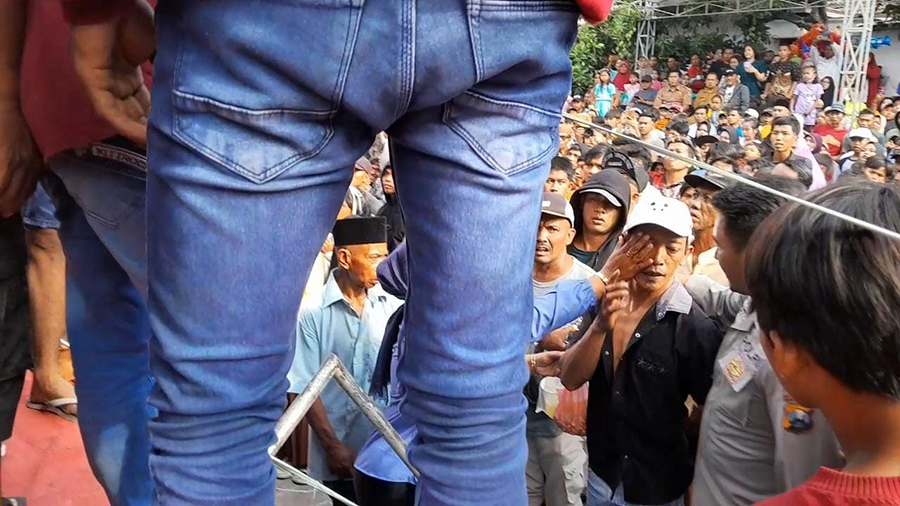 RICUH: Anggota Polsek membubarkan penonton di atas ring ojung di Desa Bugeman, Kecamatan Kendit, Situbondo, Selasa (1/10).