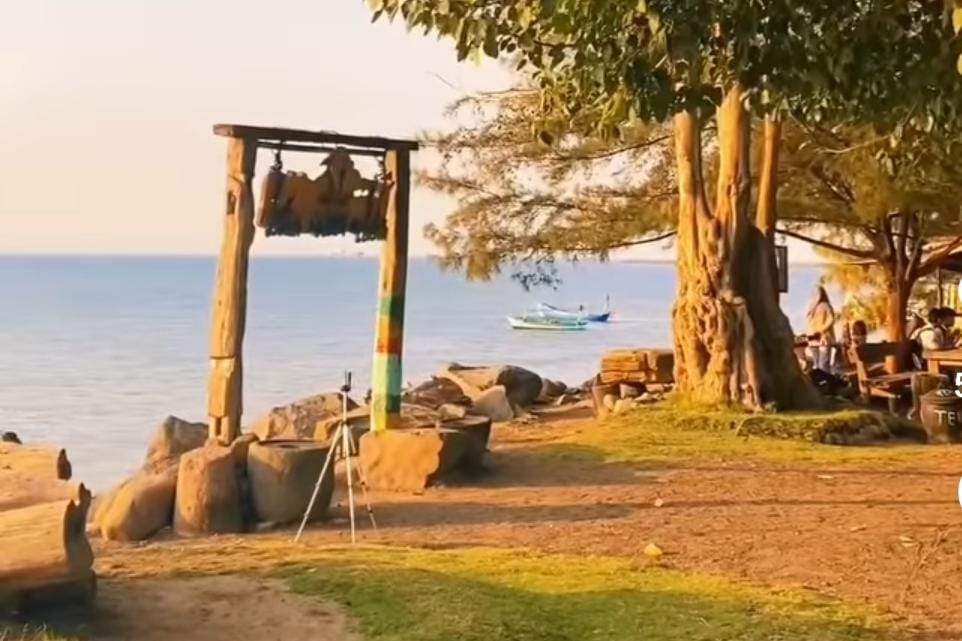 Wisata Pantai Muara Kasih yang free entry. (Khoirul Rizal/RadarSitubondo.id)