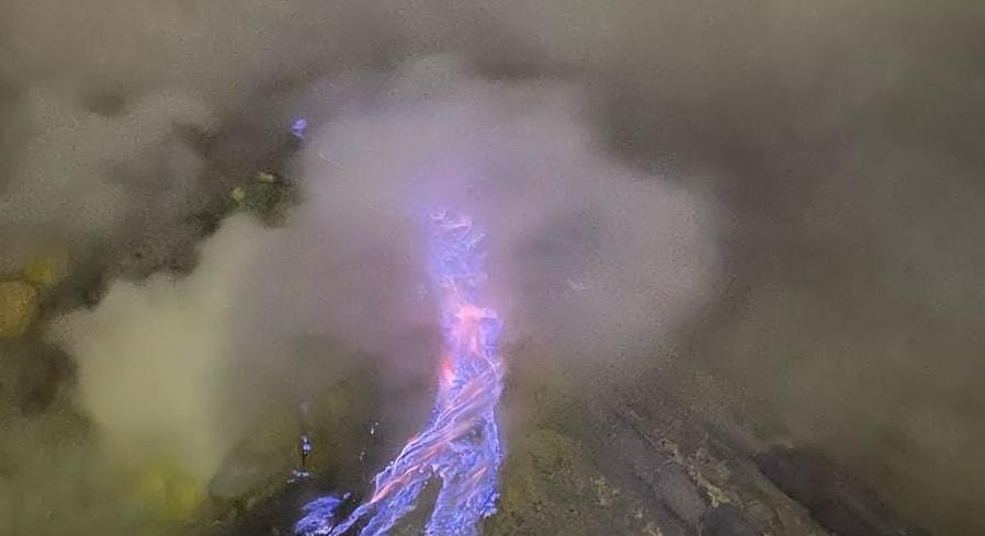 Blue fire Kawah Ijen. (Khoirul Rizal/RadarSitubondo.id)