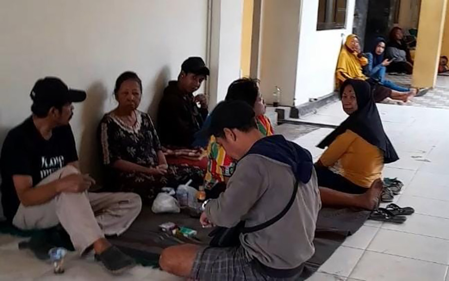 HARAP KEAJAIBAN: Sejumlah anggota keluarga Herman, 28, warga Desa Kilensari, Kecamatan Panarukan berjaga di luar kamar ICU RSUD Situbondo, Kamis (3/10).