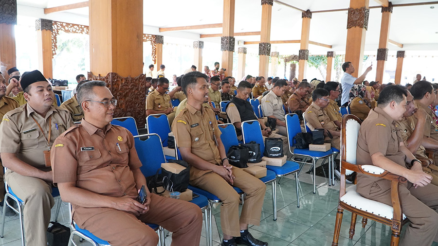 HARI AKTIF: Jajaran ASN di lingkungan Pemda Situbondo mengikuti kegiatan yang diselenggarakan saat hari aktif berkeerja di ruang aula kantor Pemkab Situbondo, belum lama ini.