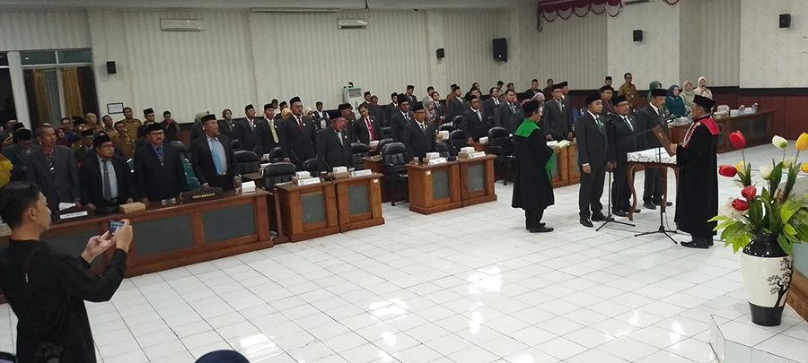 NAKHODA BARU: Tiga pimpinan DPRD dilantik definitif di ruang paripurna kantor DPRD Situbondo.  Pimmpinan dari PDIP akan dilantik hari ini.